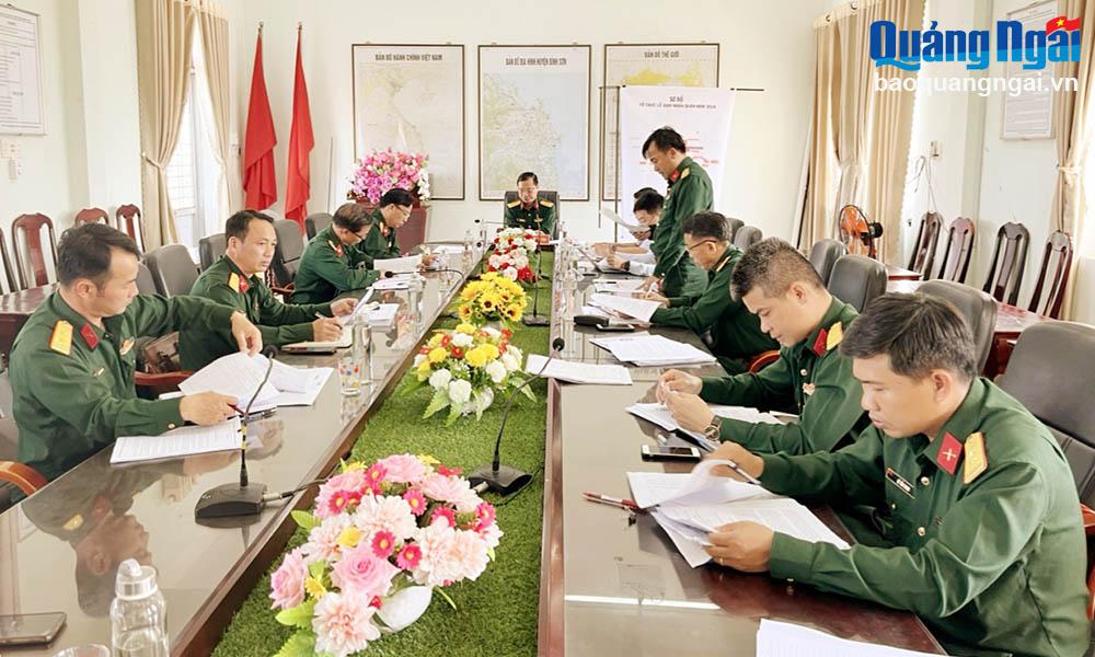 Đoàn công tác Bộ CHQS tỉnh kiểm tra công tác chuẩn bị giao, nhận quân tại Ban CHQS huyện Bình Sơn. ẢNH: ĐỨC MINH