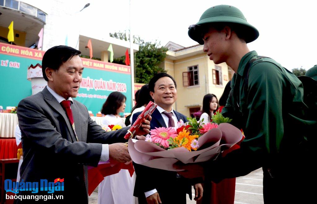 Phó Chủ tịch HĐND tỉnh Nguyễn Tấn Đức tặng hoa, quà động viên chiến sĩ mới lên đường bảo vệ Tổ quốc. 