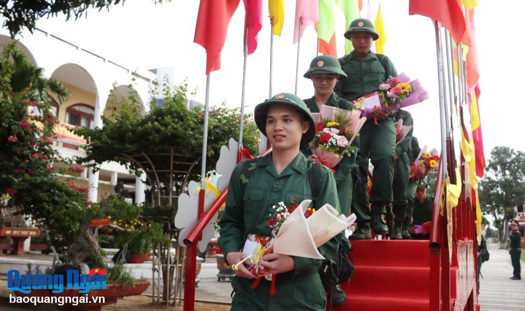 Tân binh ở huyện Lý Sơn tự hào bước qua cầu vinh quang. 