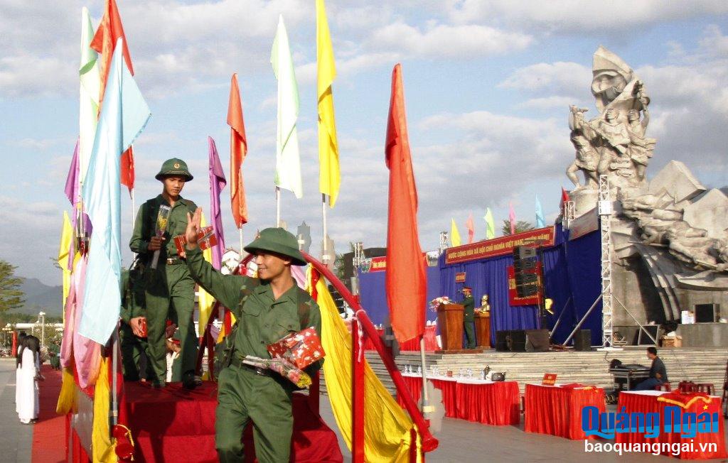 Thanh niên huyện Trà Bồng hăng hái lên đường nhập ngũ.