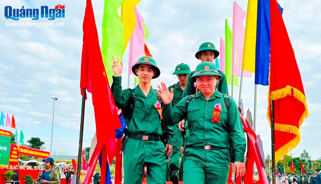 Thanh niên huyện Nghĩa Hành nô nức, hồ hởi bước lên cầu vinh quang lên đường làm nhiệm vụ bảo vệ Tổ quốc.