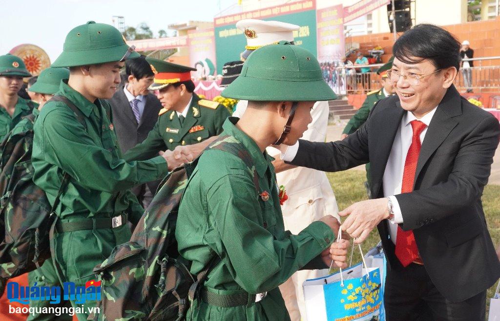 Trưởng ban Quản lý KKT Dung Quất và các KCN Quảng Ngãi Hà Hoàng Việt Phương tặng quà, động viên thanh niên nhập ngũ.