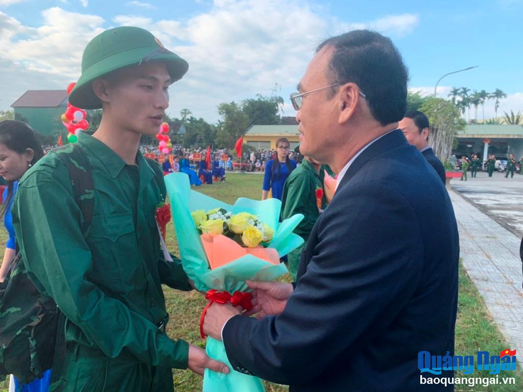 Chủ nhiệm UBKT Tỉnh ủy Võ Văn Quỳnh tặng hoa và động viên các tân binh.