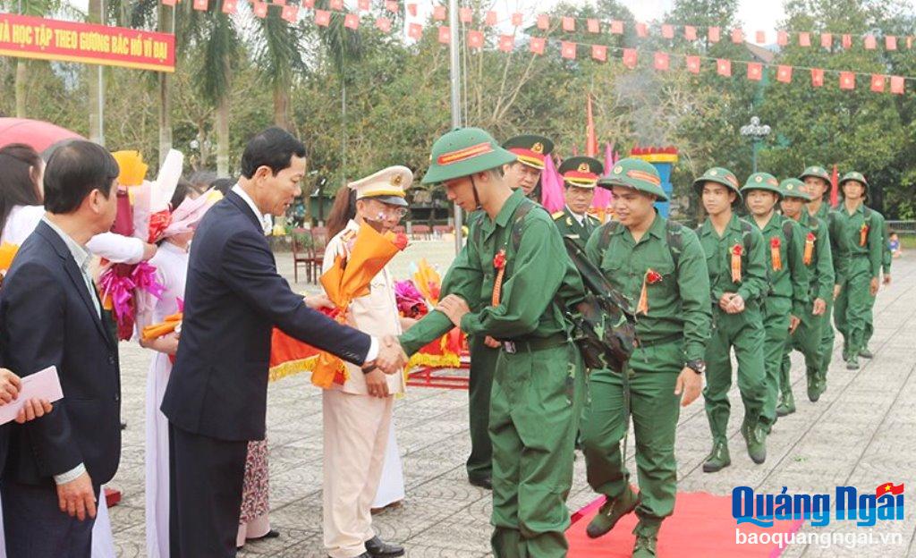 Trưởng ban Dân vận Tỉnh ủy, Chủ tịch Ủy ban MTTQ Việt Nam tỉnh Võ Thanh An cùng lãnh đạo các đơn vị, địa phương tặng hoa, động viên các tân binh lên đường nhập ngũ.