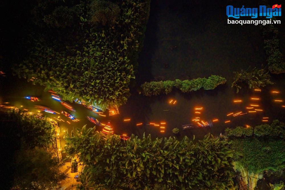 Du khách được tự tay thả những chiếc đèn hoa đăng nhỏ xinh, đầy màu sắc xuống mặt nước, tạo nên khung cảnh rất lãng mạn, lung linh về đêm. ẢNH: ALEX CAO.

