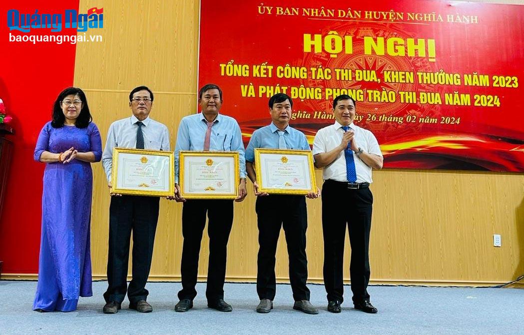 Lãnh đạo Ban Thi đua Khen thưởng tỉnh và huyện Nghĩa Hành trao Bằng khen của Chủ tịch UBND tỉnh cho 3 tập thể có thành tích xuất sắc trong phong trào thi đua Cụm xã, thị trấn năm 2023.
