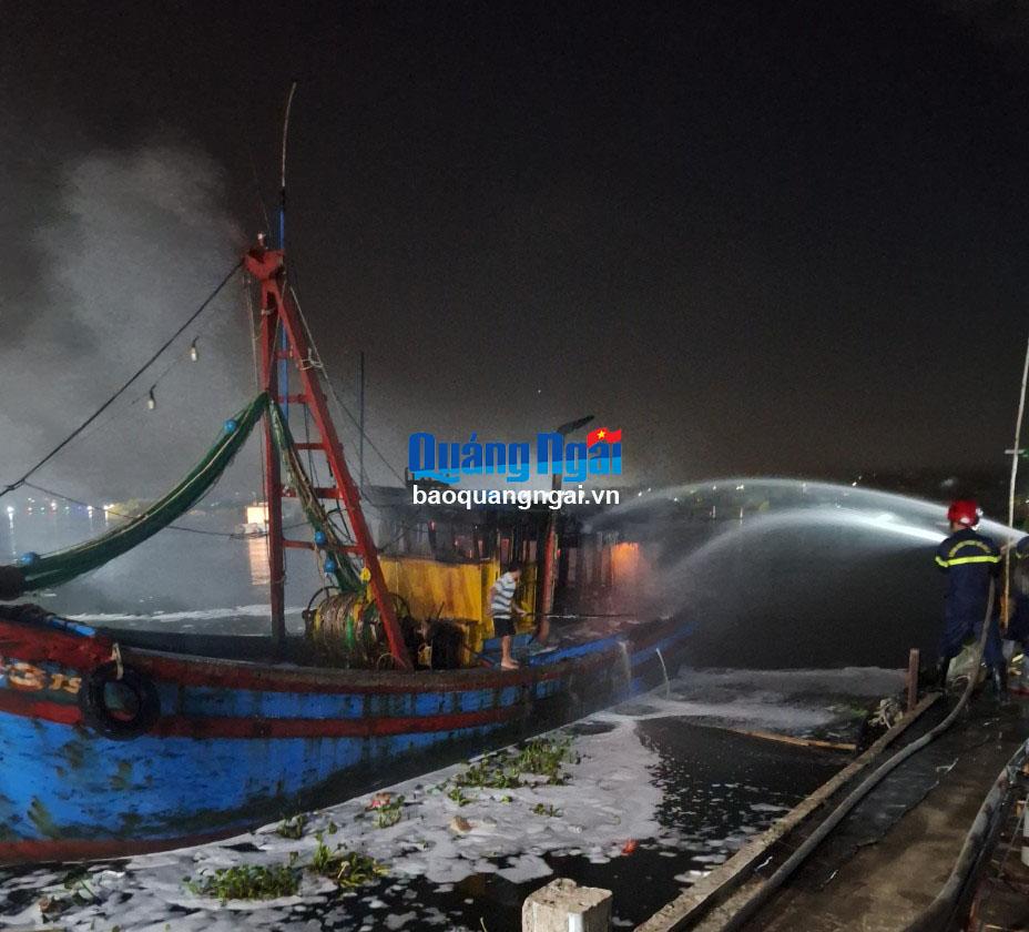 Cháy 2 tàu cá neo đậu tại cảng cá Tịnh Kỳ