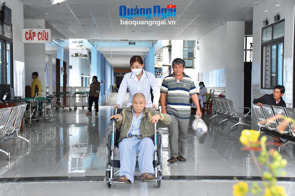 Khu vực Khoa Khám bệnh tại Trung tâm Y tế huyện Mộ Đức được đầu tư xây mới khang trang, đáp ứng nhu cầu khám bệnh của người dân.