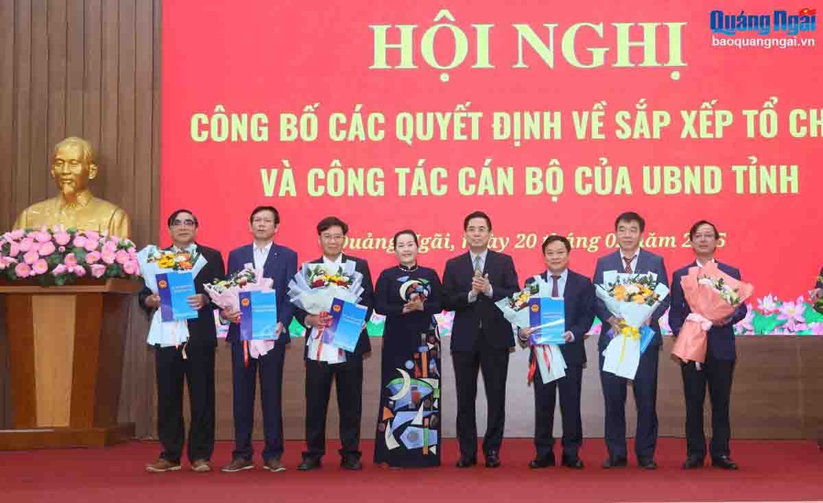 Phó Bí thư Tỉnh ủy, Chủ tịch UBND tỉnh Nguyễn Hoàng Giang và Phó Bí thư Tỉnh ủy Đinh Thị Hồng Minh trao các 
quyết định và tặng hoa chúc mừng lãnh đạo Sở Xây dựng, sau khi hợp nhất Sở Xây dựng và Sở GTVT. 
Ảnh: T.L