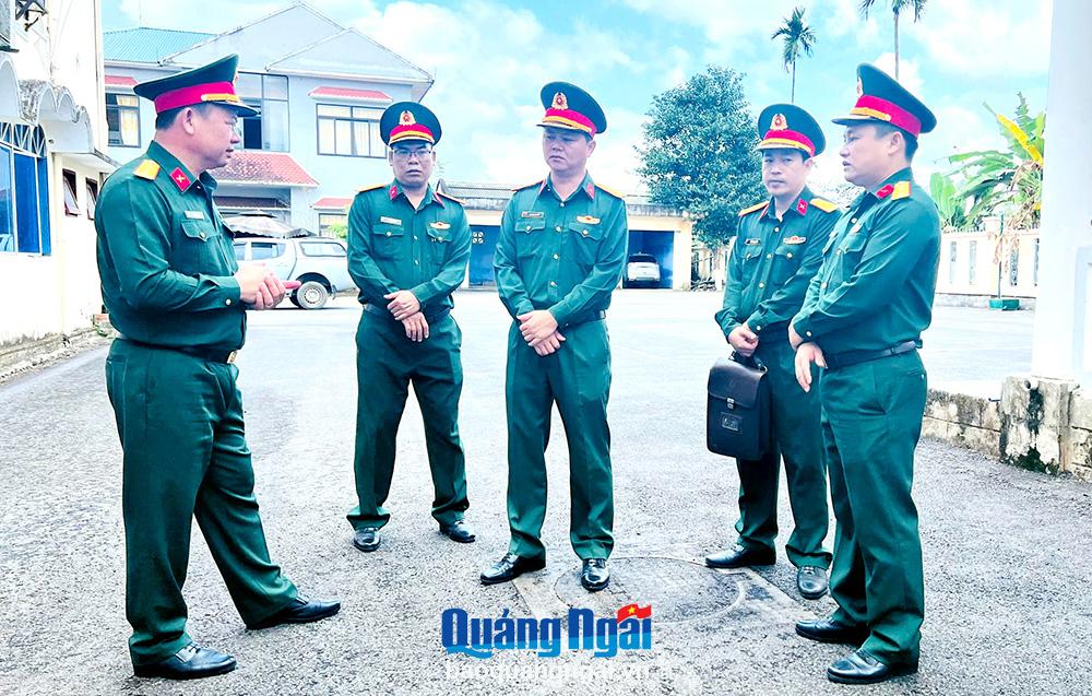 Đoàn công tác của Quân khu 5, do Đại tá Võ Văn Bá - Phó Tham mưu trưởng Quân khu 5 làm Trưởng đoàn, kiểm tra địa điểm tổ chức các hoạt động bên lề hội thảo tại huyện Ba Tơ, vào sáng 17/2. 	                      Ảnh: X.THIÊN