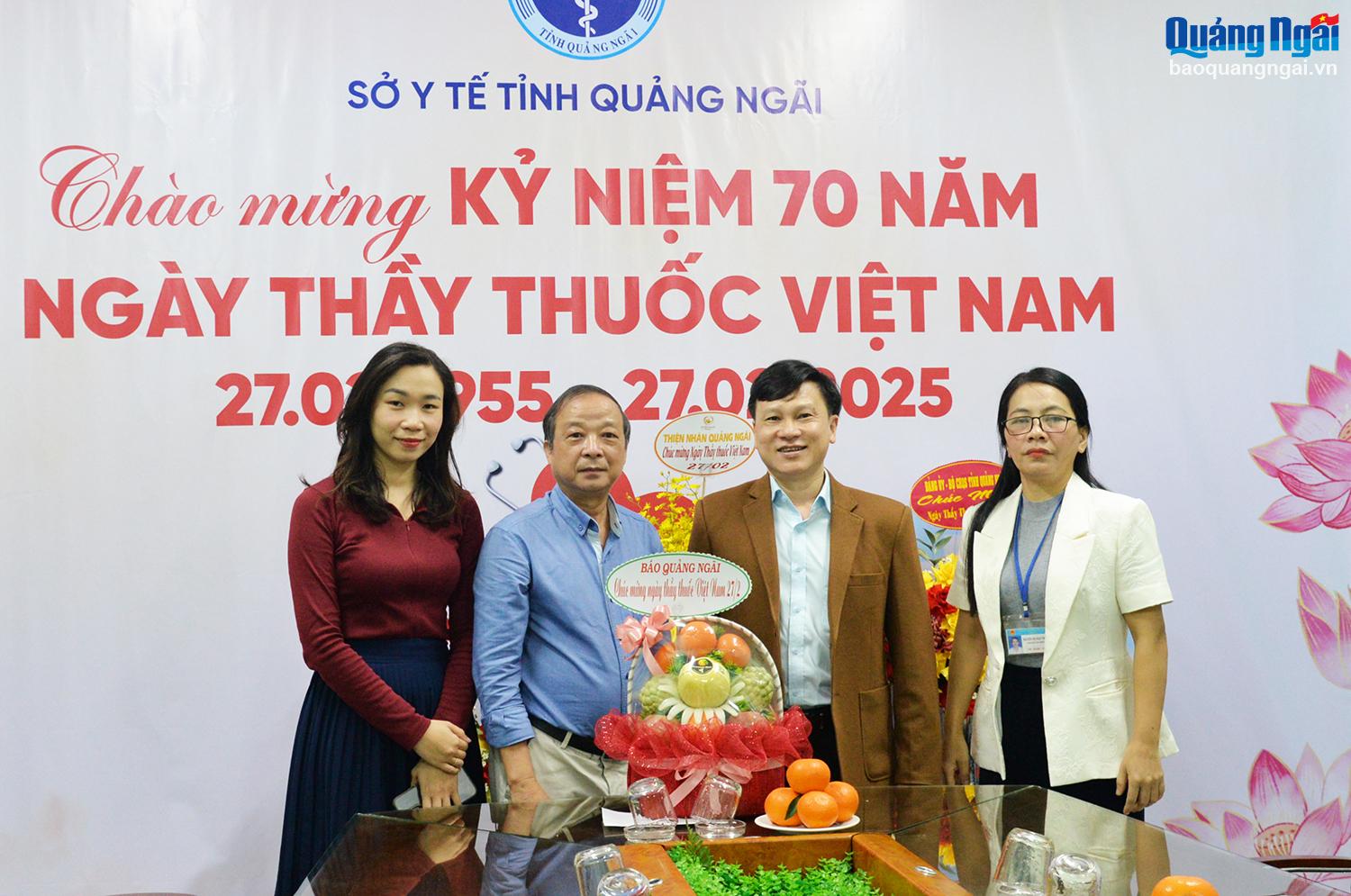 Phó Tổng Biên tập Báo Quảng Ngãi Trần Đình Hải thăm, chúc mừng Sở Y tế.