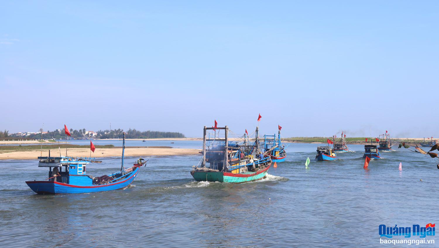 Đoàn tàu rẽ sóng ra khơi trong những ngày đầu năm chở theo bao ước vọng về một mùa biển mới bội thu, quyết tâm giữ ngư trường thiêng liêng của Tổ quốc.