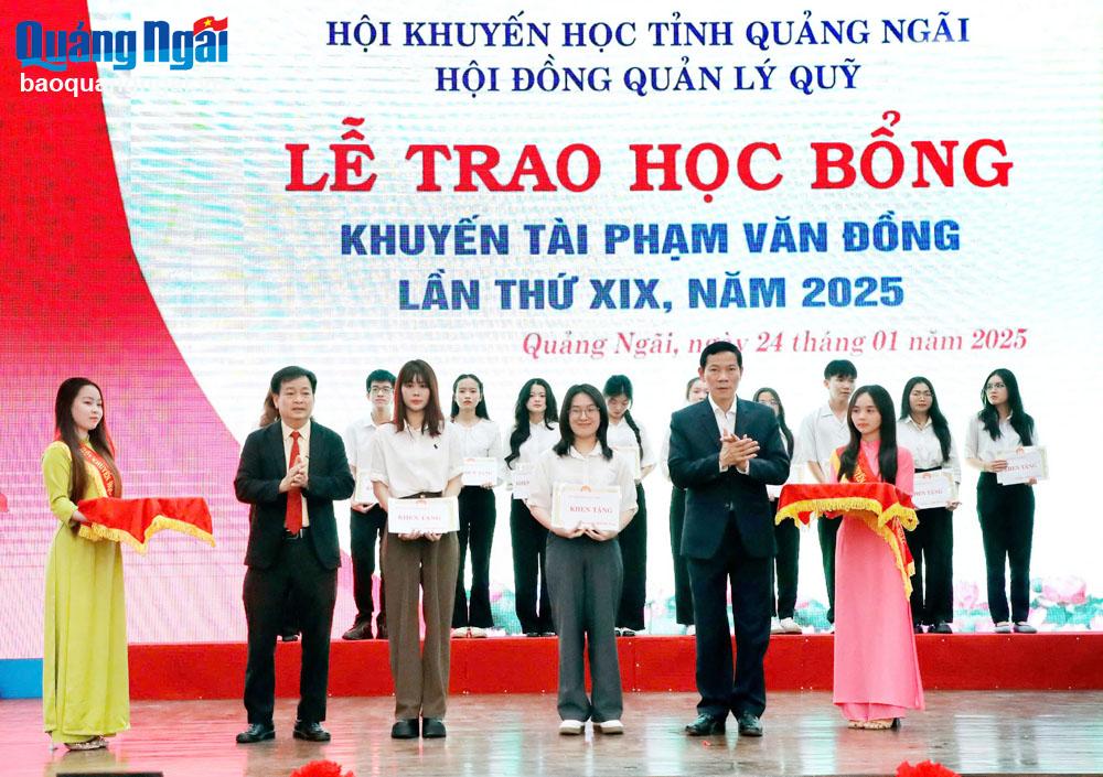 Phó Chủ tịch Thường trực HĐND tỉnh Nguyễn Cao Phúc và Trưởng ban Tuyên giáo và Dân vận Tỉnh ủy Võ Thanh An trao Học bổng Khuyến tài Phạm Văn Đồng năm 2025 cho sinh viên xuất sắc.