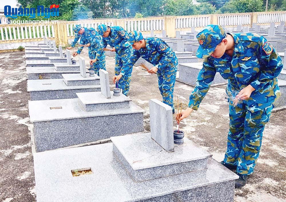 Đoàn viên, thanh niên Chi đoàn Trạm Ra đa 18 viếng, thắp hương Nghĩa trang Liệt sĩ xã Đức Lân (Mộ Đức).                                                                                        Ảnh: ĐVCC	
