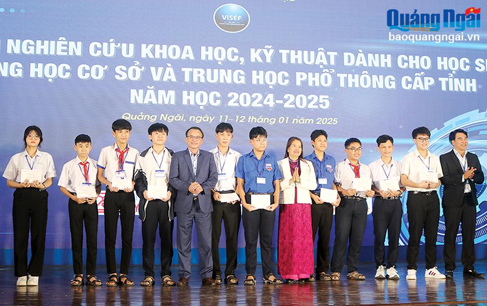 Lãnh đạo Sở GD&ĐT cùng thành viên Ban Giám khảo Cuộc thi Nghiên cứu khoa  học, kỹ thuật dành cho học sinh THCS và THPT cấp tỉnh, năm học 2024 - 2025 trao giải Nhất cho các tác giả, nhóm tác giả.
