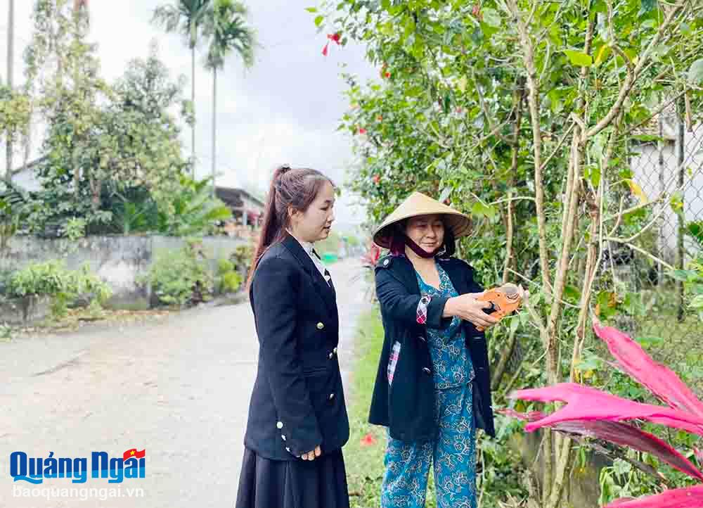 Bí thư Chi đoàn thôn Đại An Đông 1, xã Hành Thuận (Nghĩa Hành) Huỳnh Thị Hà trò chuyện với người dân về việc trồng cây, tạo cảnh quan xanh, sạch, đẹp. 
Ảnh: H.THU