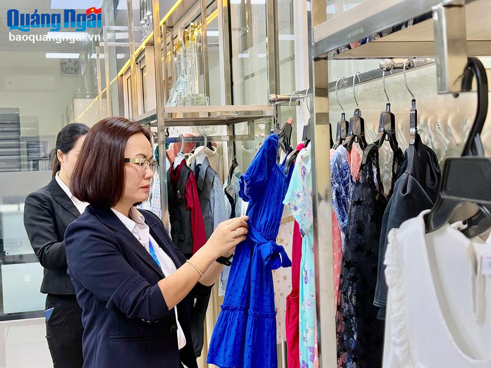 Kiểm tra sản phẩm trước khi xuất khẩu tại Nhà máy May Hòa Thọ Quảng Ngãi (KCN Tịnh Phong).