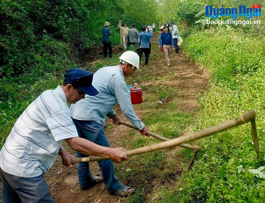 Những con đường nội đồng được nông dân khai phát gọn gàng.