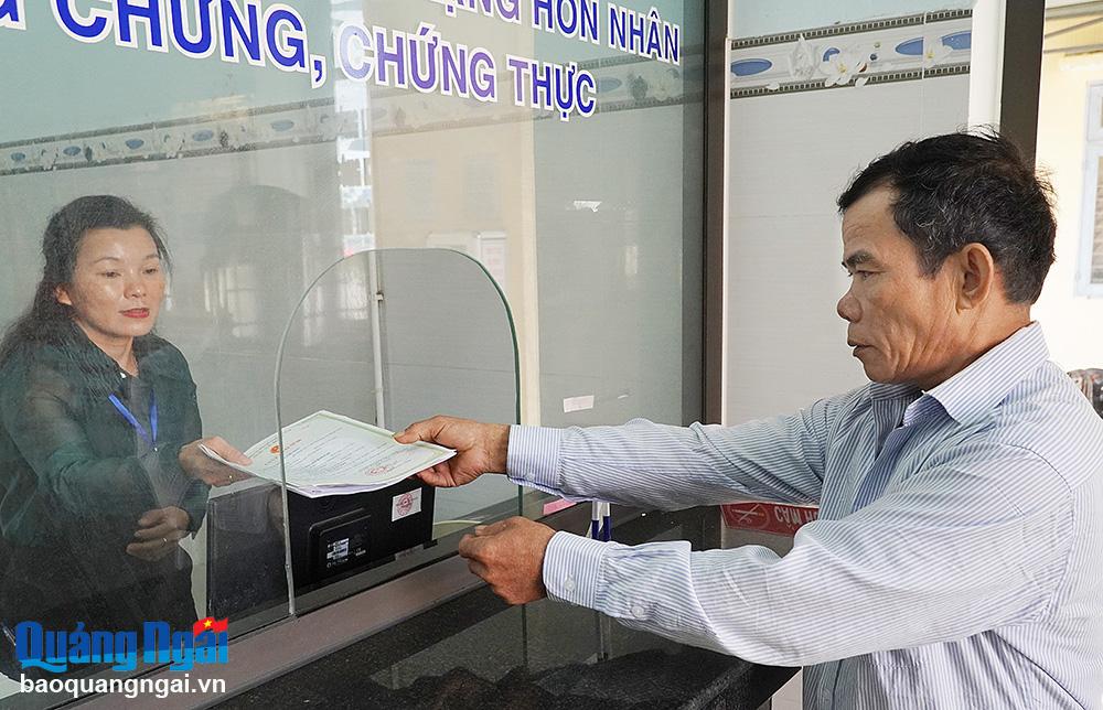 Công chức thị trấn Tịnh Hà (Sơn Tịnh) giải quyết thủ tục hành chính cho người dân.	
