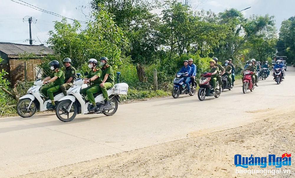 Công an xã Tịnh Phong (Sơn Tịnh) và các lực lượng tổ chức tuần tra đảm bảo an ninh, trật tự trên địa bàn. 
Ảnh: ĐVCC