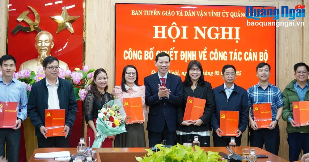 Lãnh đạo Ban Tuyên giáo và Dân vận Tỉnh ủy trao quyết định và tặng hoa chúc mừng các đồng chí được bổ nhiệm các phó trưởng phòng.