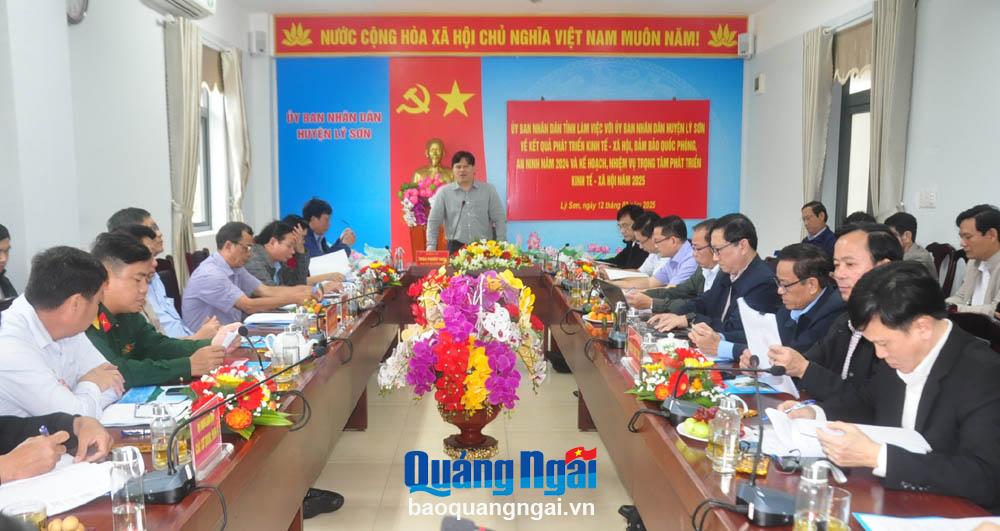 Các đại biểu dự họp.