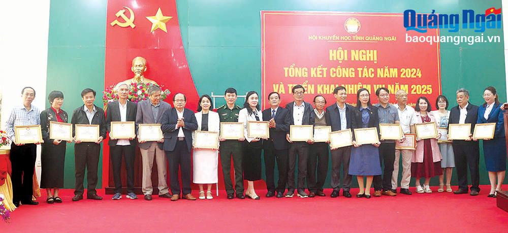 Hội Khuyến học tỉnh tặng Giấy khen cho các tập thể, cá nhân có thành tích xuất sắc trong công tác khuyến học năm 2024. 
