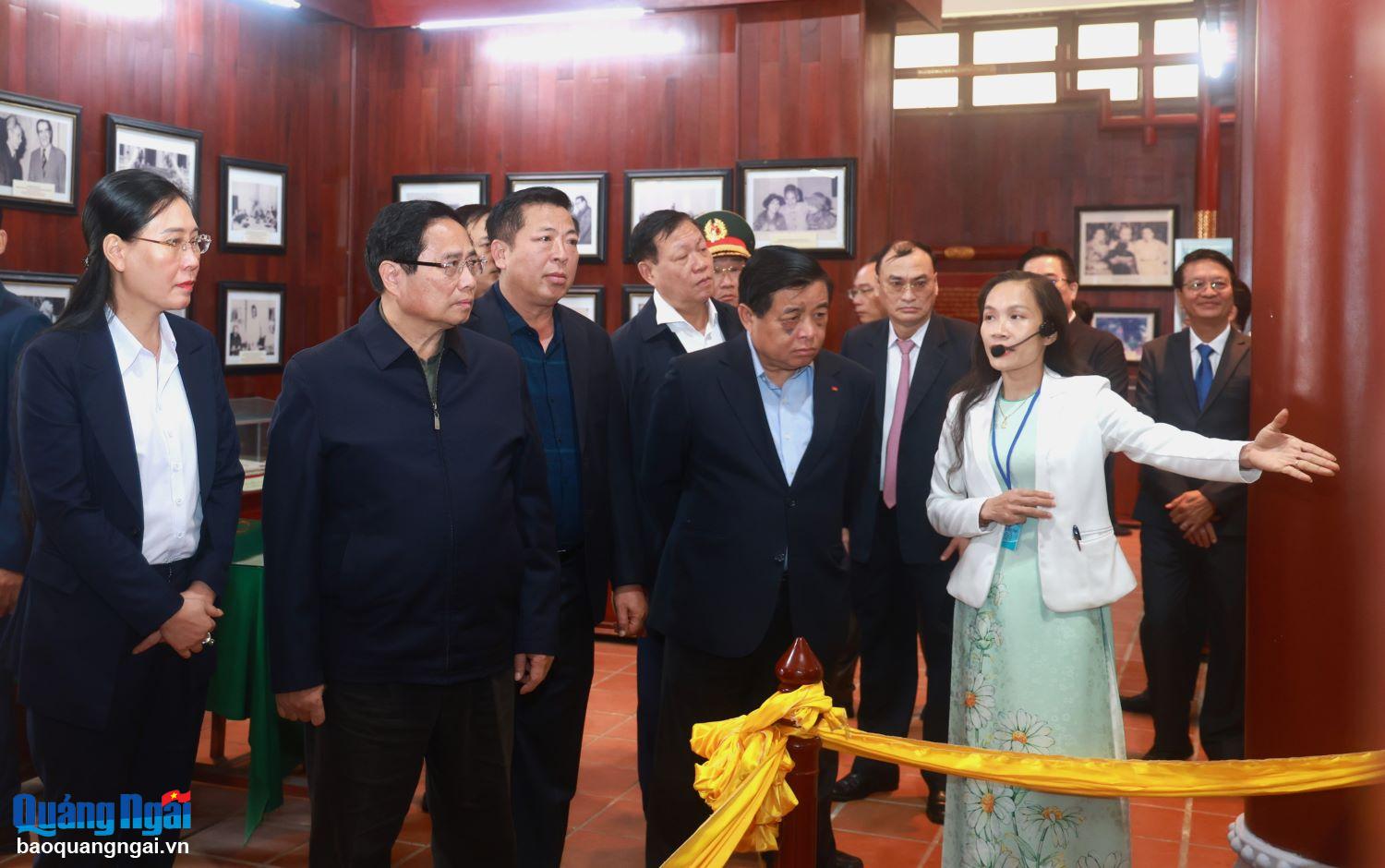 cùng các thành viên trong Đoàn Thủ tướng Chính phủ Phạm Minh Chính công tác tham quan các gian trưng bày kỷ vật của Thủ tướng Phạm Văn Đồng.