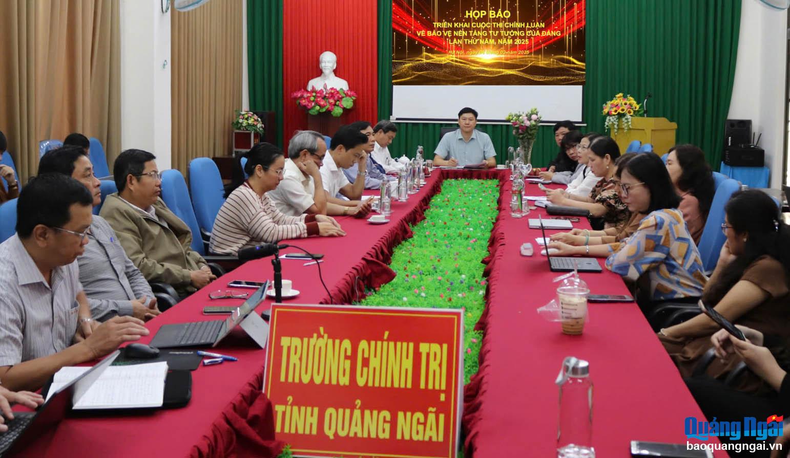 Quang cảnh họp báo tại điểm cầu Trường Chính trị tỉnh Quảng Ngãi.
