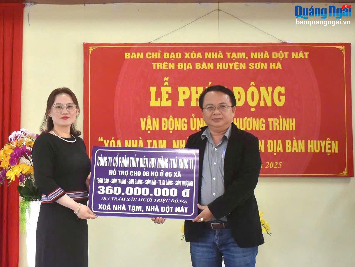 Đại diện Công ty cổ phần Thủy điện Huy Măng (Trà Khúc 1) ủng hộ 360 triệu đồng cho chương trình xóa nhà tạm, nhà dột nát trên địa bàn huyện Sơn Hà 