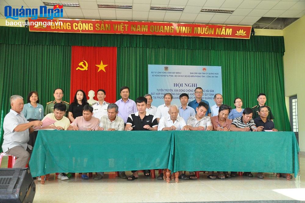 Các ngư dân ở phường Phổ Quang (TX.Đức Phổ) ký cam kết, tuân thủ quy định chống khai thác hải sản bất hợp pháp, không báo cáo và không theo quy định.