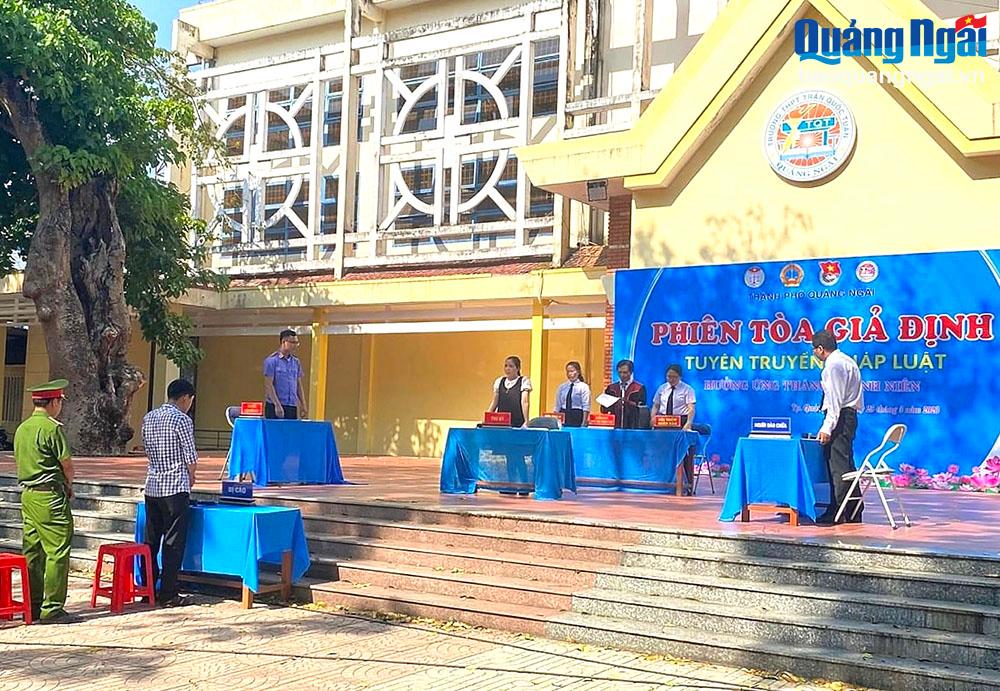 Hội Luật gia thành phố Quảng Ngãi phối hợp tổ chức Phiên tòa giả định tại Trường THPT Trần Quốc Tuấn.