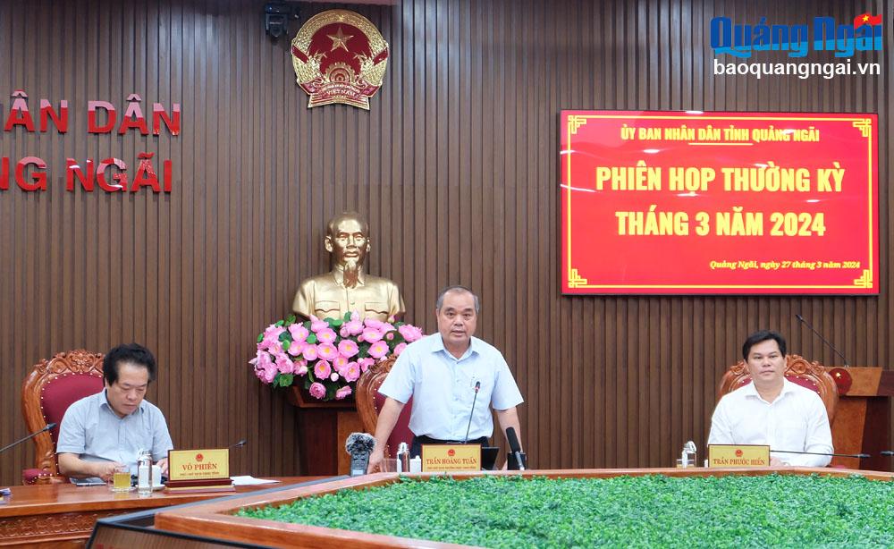  Phó Chủ tịch Thường trực UBND tỉnh Trần Hoàng Tuấn phát biểu tại phiên họp.
