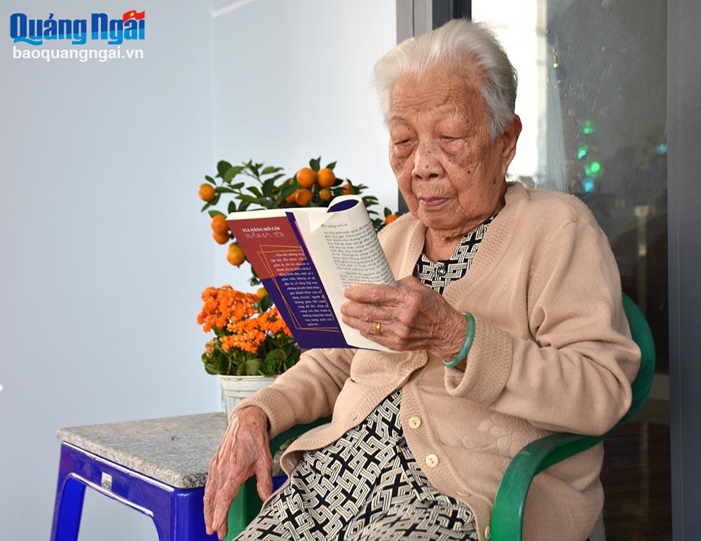 Tròn 100 tuổi, cụ Nguyễn Thị Mỹ duy trì thói quen đọc sách mỗi ngày. Ảnh: Ý THU