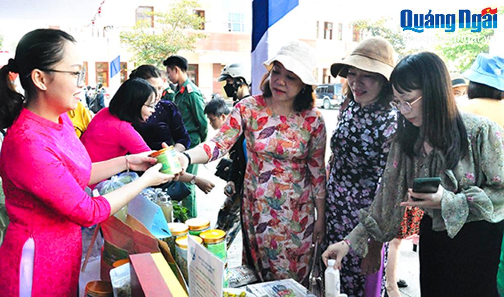 Hội viên, phụ nữ trưng bày, giới thiệu các sản phẩm khởi nghiệp tại Phiên chợ “Hương vị quê” năm 2024.