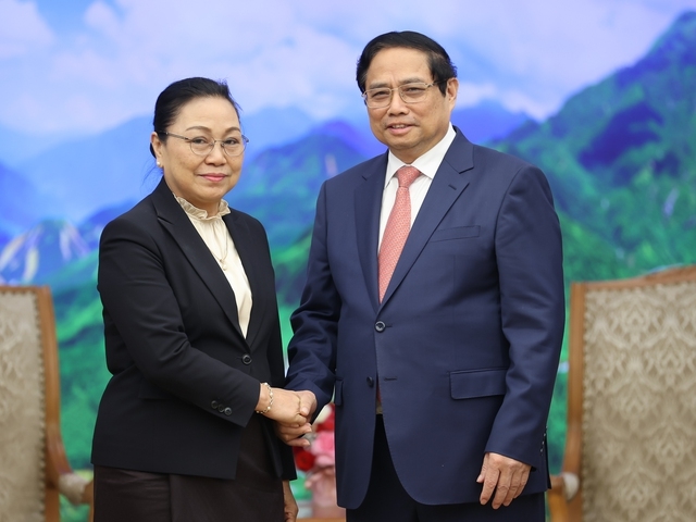 Thủ tướng Phạm Minh Chính chúc mừng đồng chí Khamphao Ernthavanh được bổ nhiệm làm Đại sứ Lào tại Việt Nam - Ảnh: VGP/Nhật Bắc