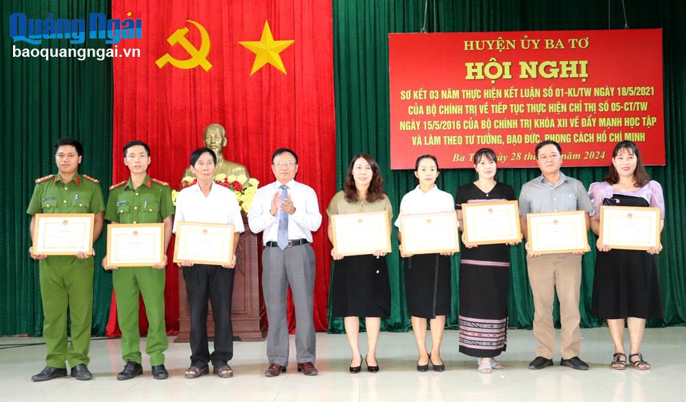 Chủ tịch UBND huyện Phạm Xuân Vinh trao giấy khen các tập thể xuất sắc.