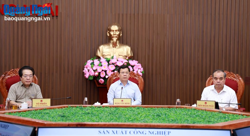 Chủ tịch UBND tỉnh Đặng Văn Minh chủ trì phiên họp.