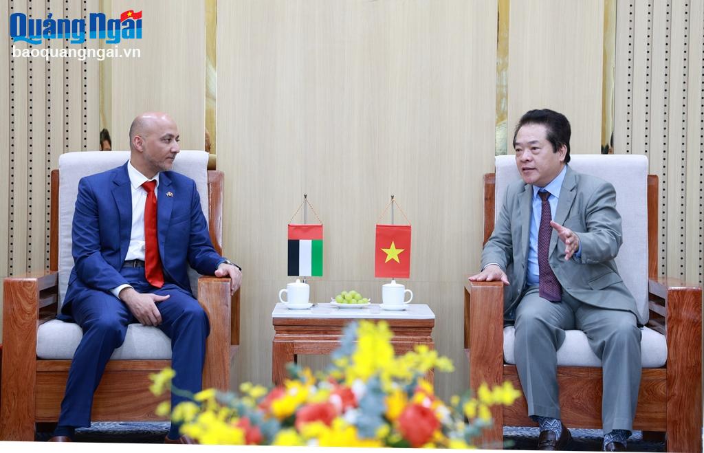 Phó Chủ tịch UBND tỉnh Võ Phiên trao đổi với Đại sứ đặc mệnh toàn quyền các Tiểu Vương quốc Ả Rập Thống nhất tại Việt Nam Bader Abdulla Almatrooshi.