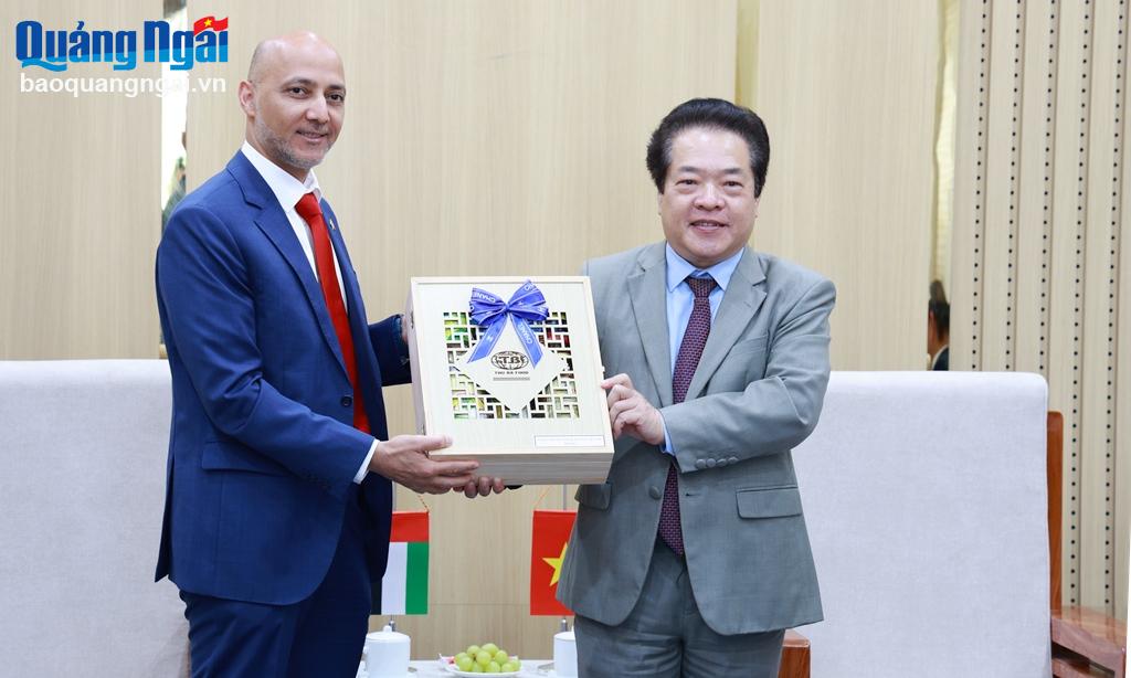 Phó Chủ tịch UBND tỉnh Võ Phiên tặng quà lưu niệm cho Đại sứ đặc mệnh toàn quyền các Tiểu Vương quốc Ả Rập Thống nhất tại Việt Nam Bader Abdulla Almatrooshi.