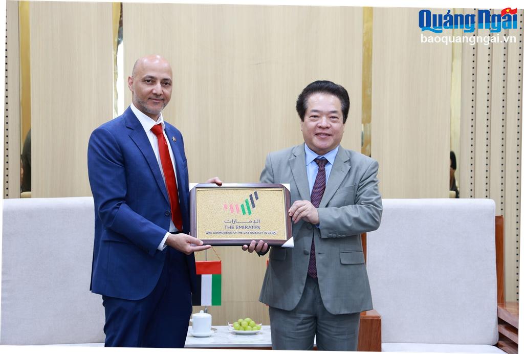 Đại sứ đặc mệnh toàn quyền các Tiểu Vương quốc Ả Rập Thống nhất tại Việt Nam Bader Abdulla Almatrooshi tặng quà lưu niệm cho Phó Chủ tịch UBND tỉnh Võ Phiên.