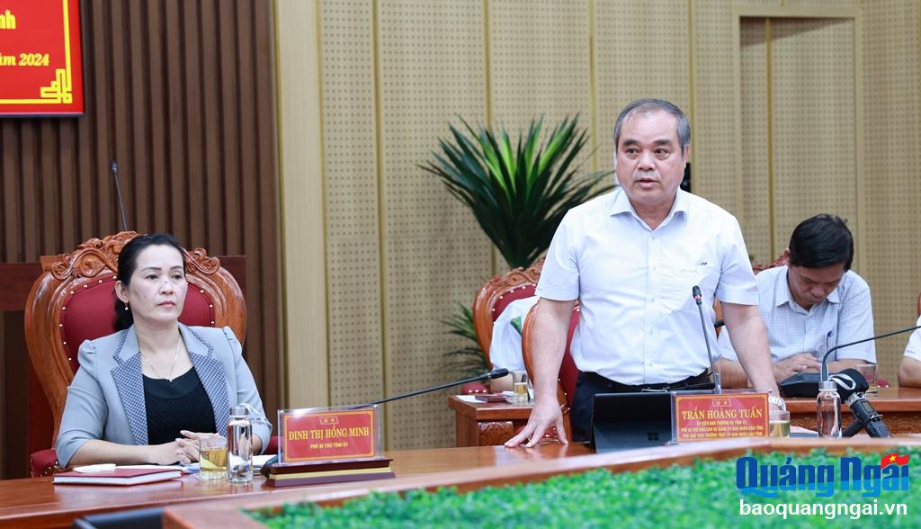 Phó Chủ tịch Thường trực UBND tỉnh Trần Hoàng Tuấn báo cáo tại buổi làm việc.