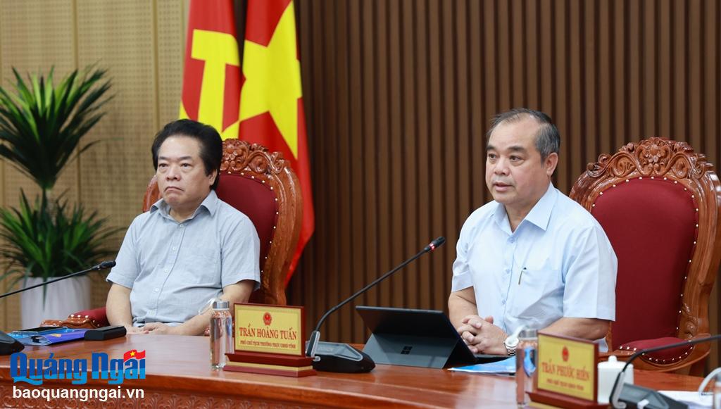 Phó Chủ tịch Thường trực UBND tỉnh Trần Hoàng Tuấn chủ trì phiên họp.