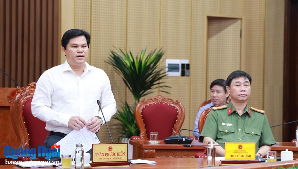 Phó Chủ tịch UBND tỉnh Trần Phước Hiền trao đổi tại phiên họp. 