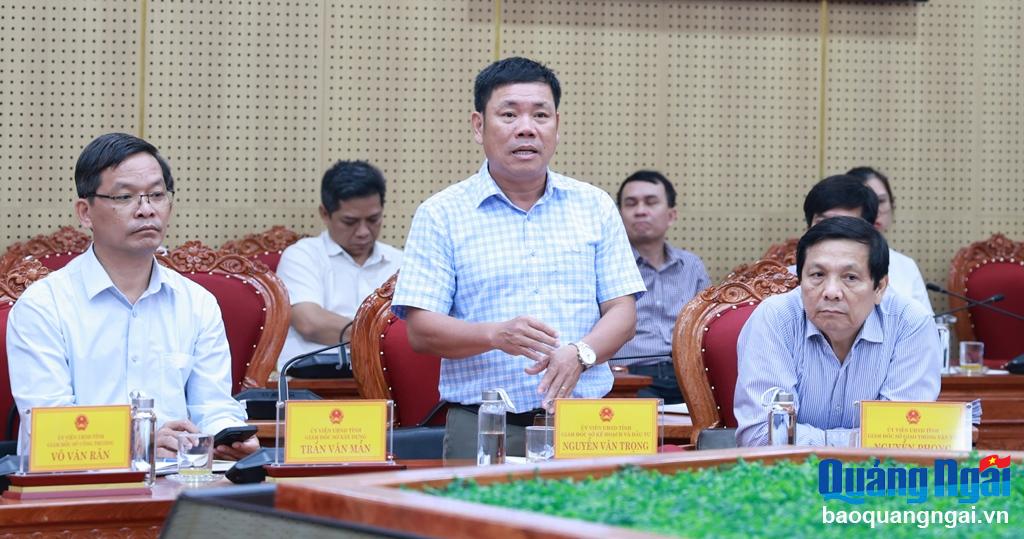 Giám đốc Sở KH&ĐT Nguyễn Văn Trọng báo cáo tại phiên họp.
