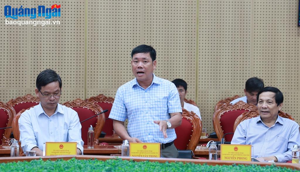 Giám đốc Sở KH&ĐT Nguyễn Văn Trọng báo cáo đề xuất danh mục các dự án tại cuộc họp.