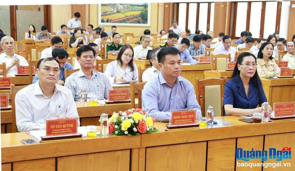 Các đại biểu lắng nghe nội dung cốt lõi nội dung cốt lõi bài viết của Giáo sư, Tiến sĩ, Tổng Bí thư Nguyễn Phú Trọng.