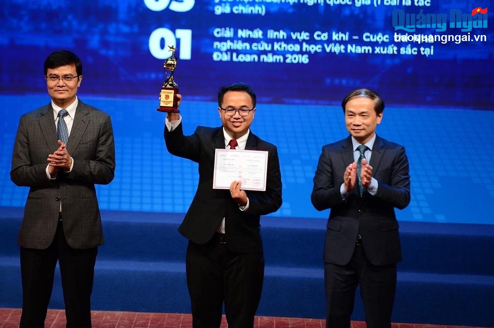 Phó Giáo sư, Tiến sĩ Lê Thanh Long nhận Giải thưởng khoa học công nghệ Quả Cầu Vàng năm 2022. Ảnh: NVCC.