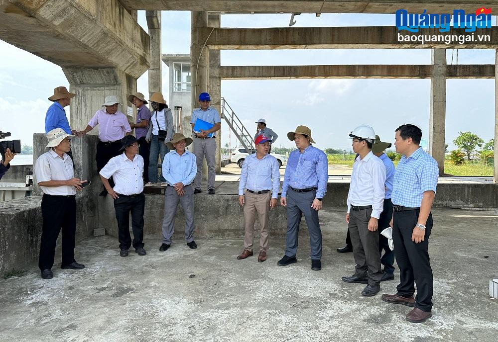 Phó Chủ tịch UBND tỉnh Trần Phước Hiền kiểm tra thực tế tại đập ngăn mặn sông Trà Bồng, thuộc xã Bình Dương (Bình Sơn).