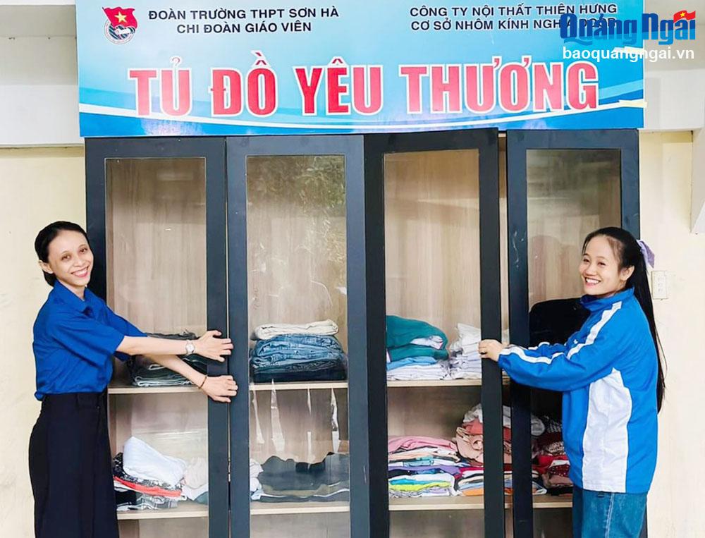 Bí thư Đoàn Trường THPT Sơn Hà Lê Kiều Trang (bên phải) bên mô hình Tủ đồ yêu thương.
